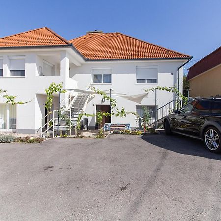 Deli Terasz C Apartman Free Parking, Self-Check-In Anytime Gyor Exterior photo